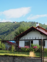 Exterior view of a charming house in Pelotas with a well-kept garden on a sunny day.