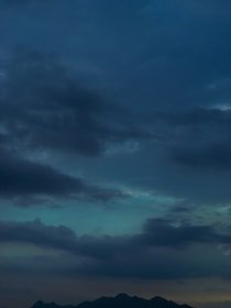 Neutral urban landscape of Neuquén with an evening sky and subtle shadows.