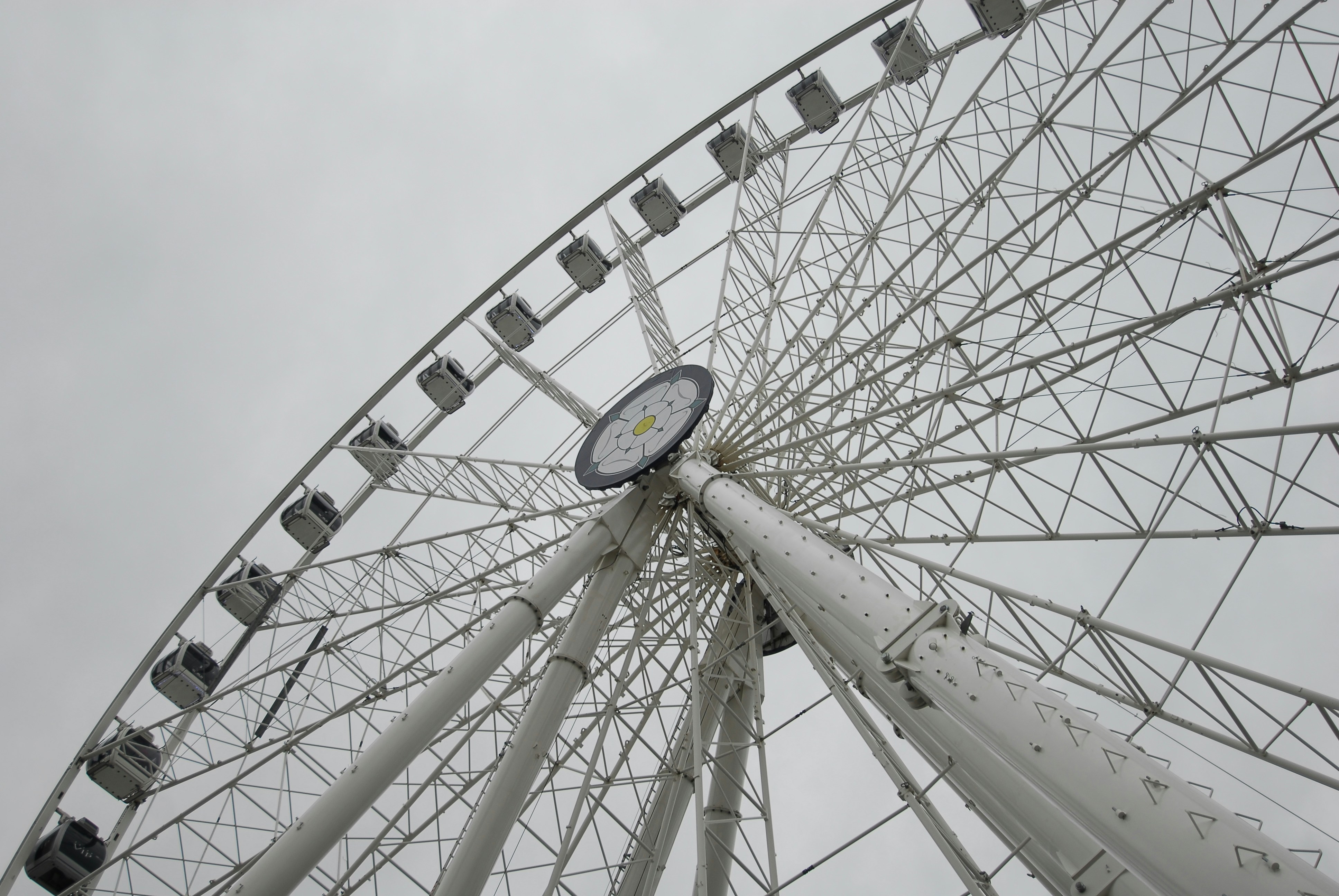 a large ferris wheel on a cloudy day