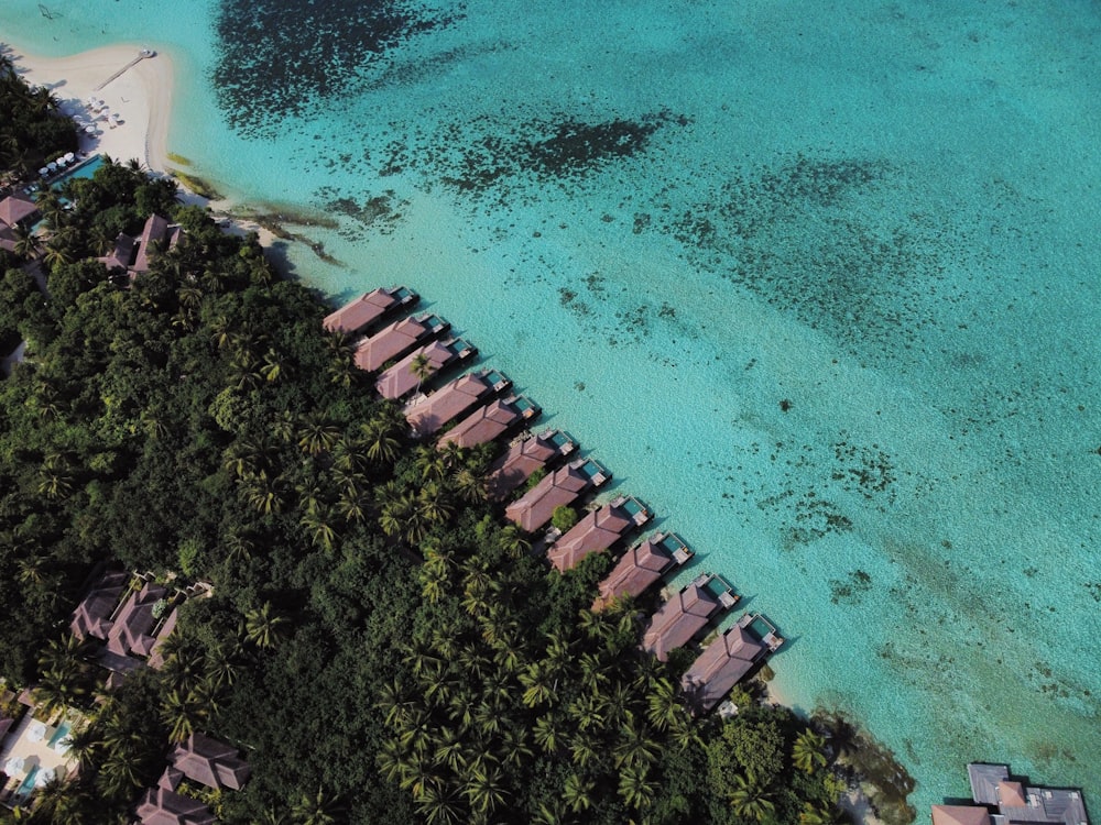 uma vista panorâmica de um resort em uma ilha tropical