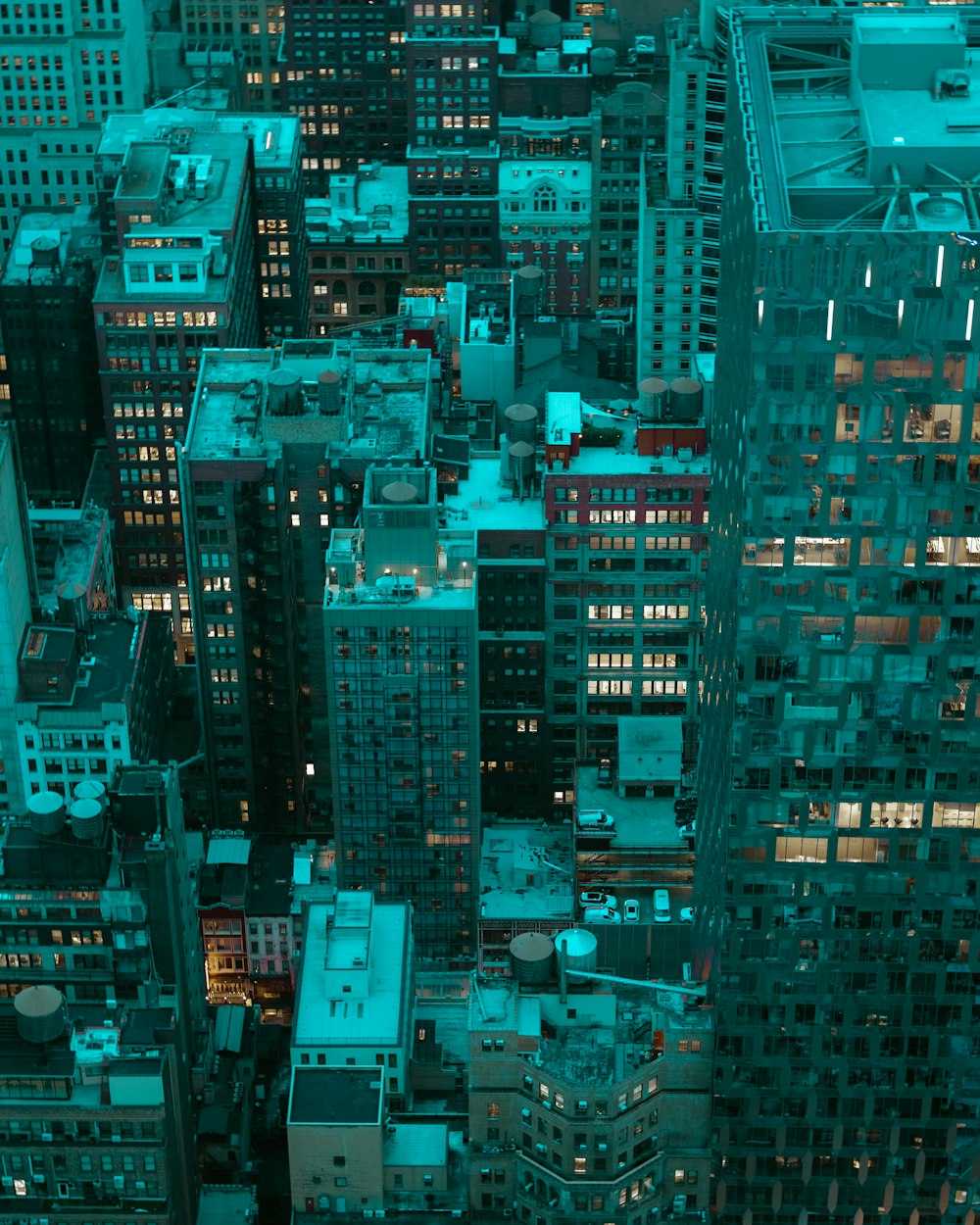 Una vista di una città di notte dalla cima di un edificio alto
