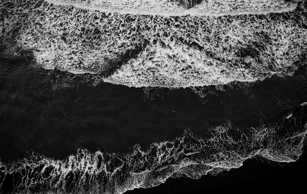 Ein Schwarz-Weiß-Foto des Ozeans