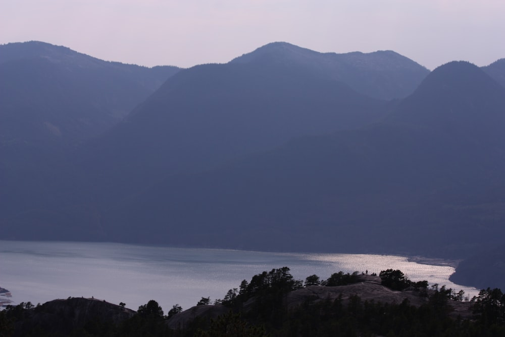 Una vista de una cadena montañosa con un cuerpo de agua en primer plano