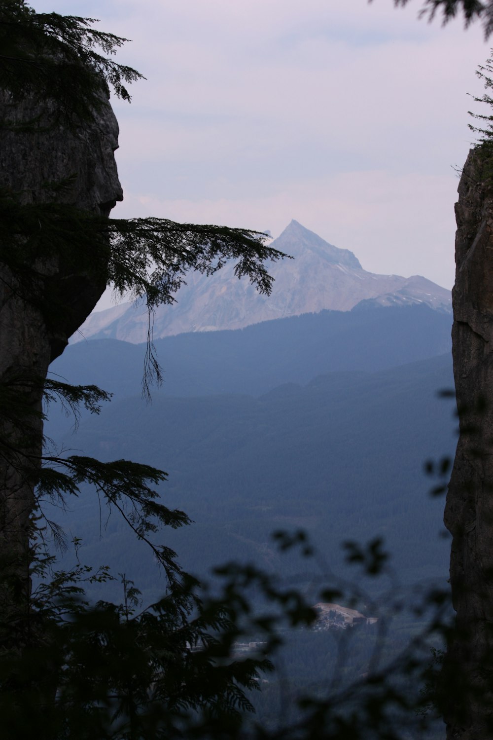 Una vista de una montaña desde un acantilado