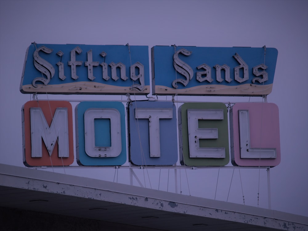 a motel sign with the words sitting sands on it