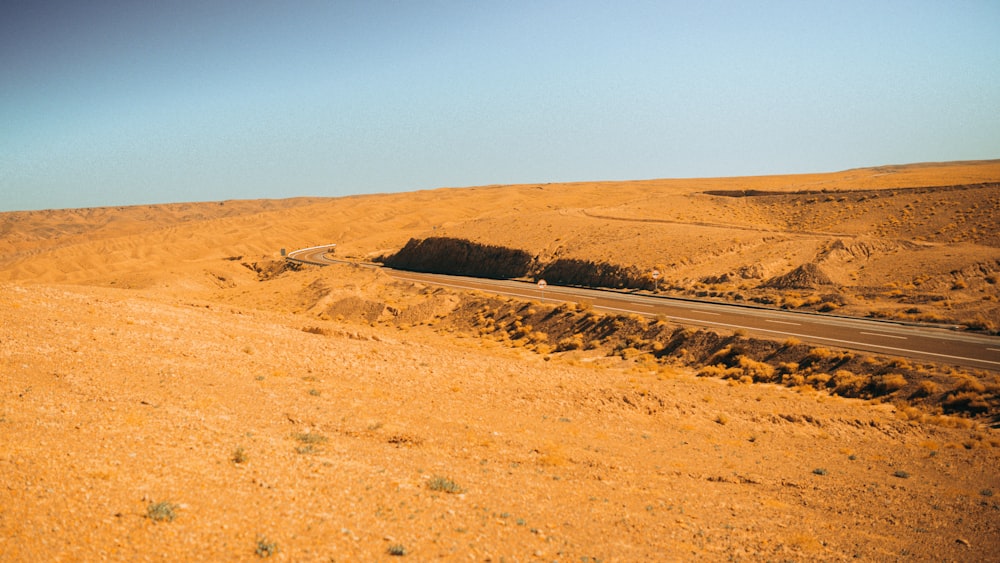 uma estrada no meio de um deserto