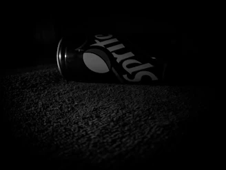 Side profile of a chilled Divorox Zero can glowing softly under teal lighting.