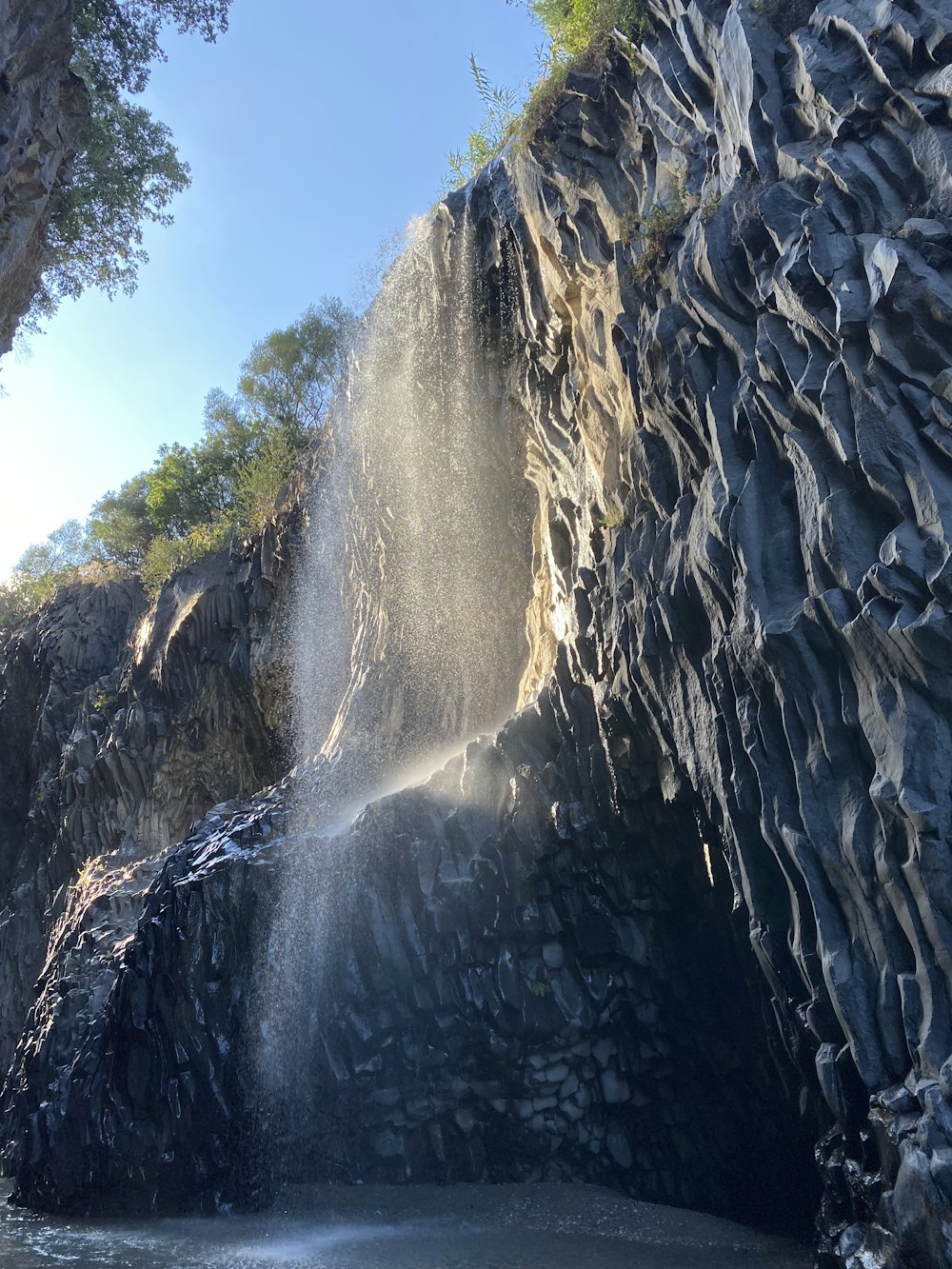 Ein großer Wasserfall kommt aus einer Höhle