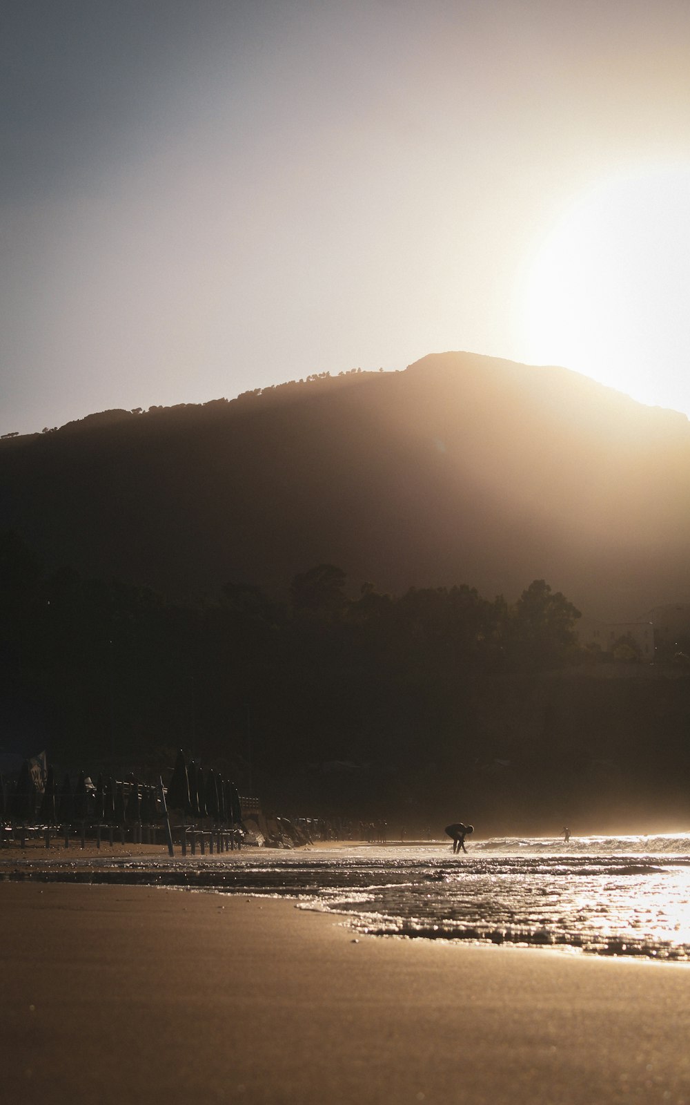 Un grupo de personas de pie en la cima de una playa de arena