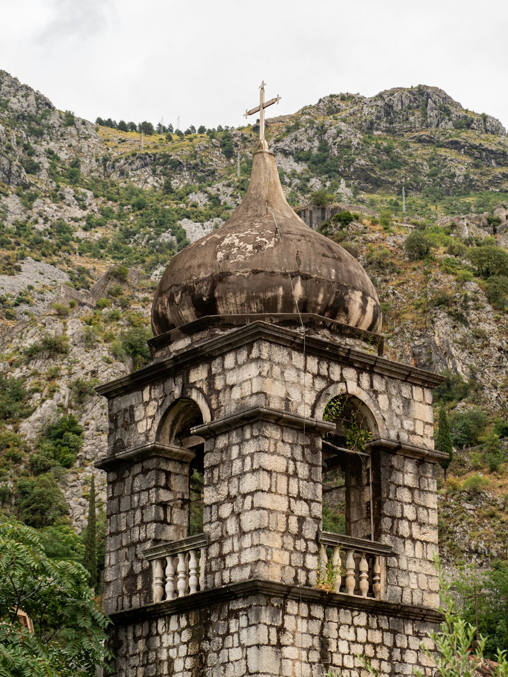 an old building with a cross on top of it