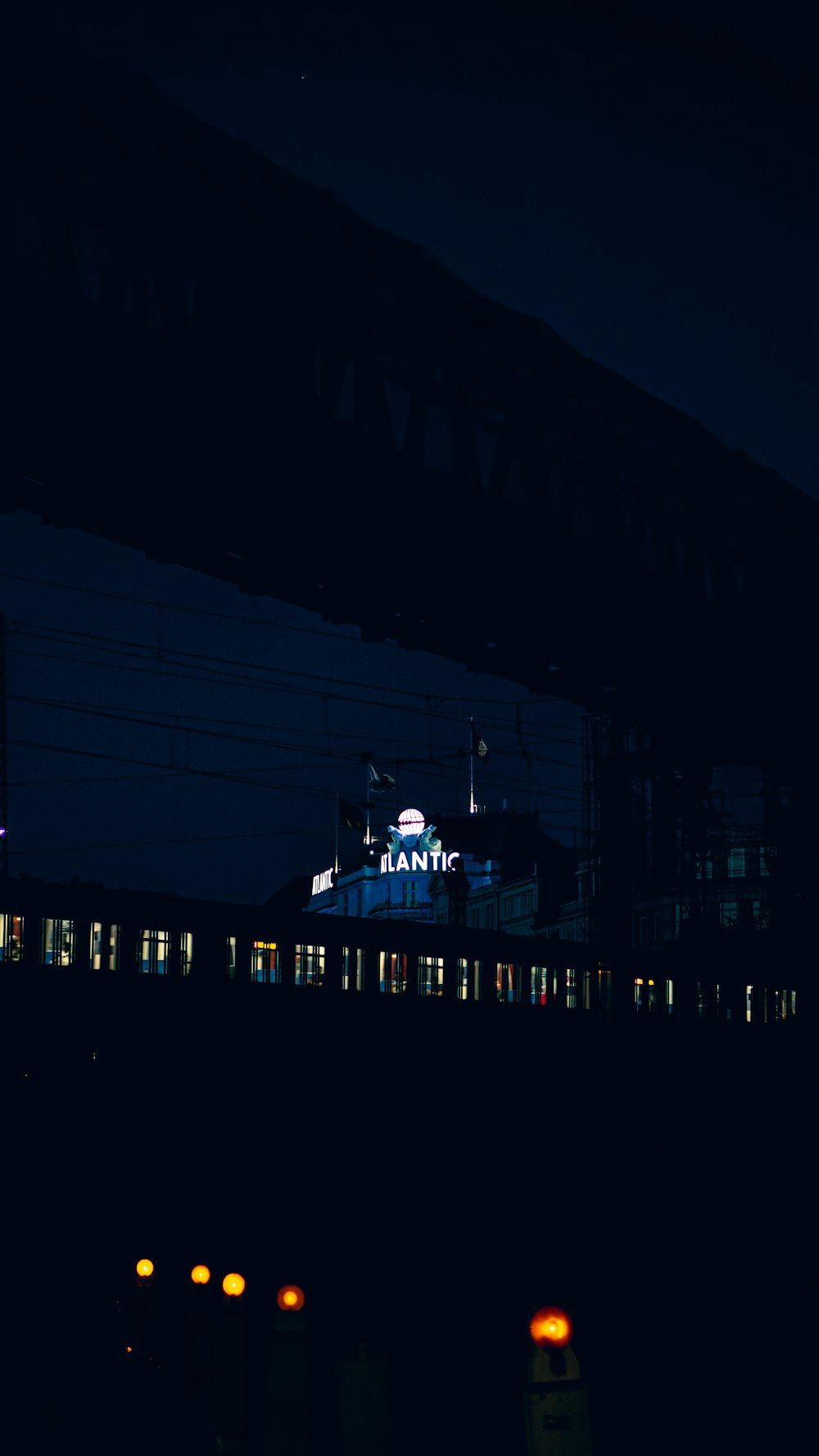 Ein Zug, der nachts an einem Bahnhof vorbeifährt