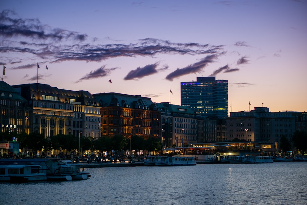 Blick auf eine Stadt in der Abenddämmerung von der anderen Seite des Wassers