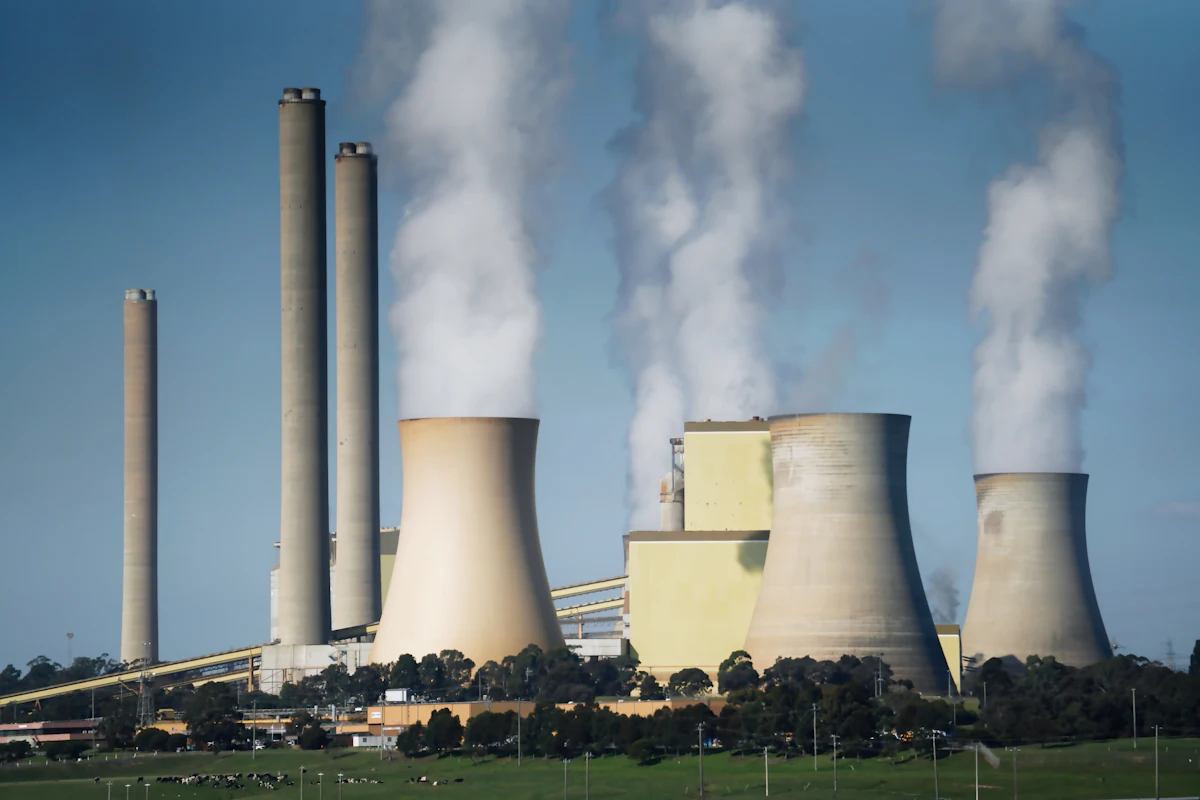 Planta de energía con torres de enfriamiento