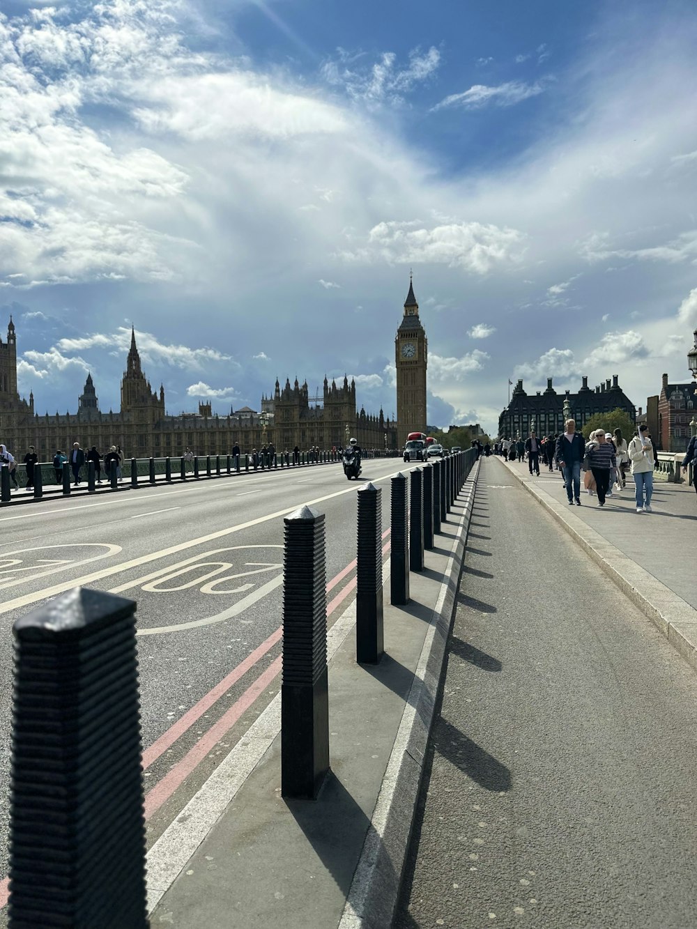 Una strada cittadina con una torre dell'orologio sullo sfondo