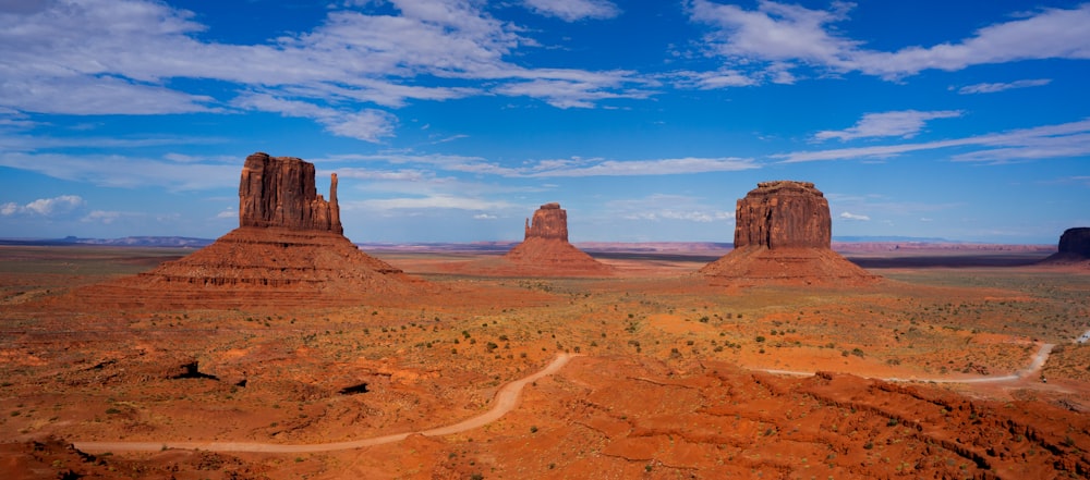 Una vista panoramica del deserto con le montagne sullo sfondo