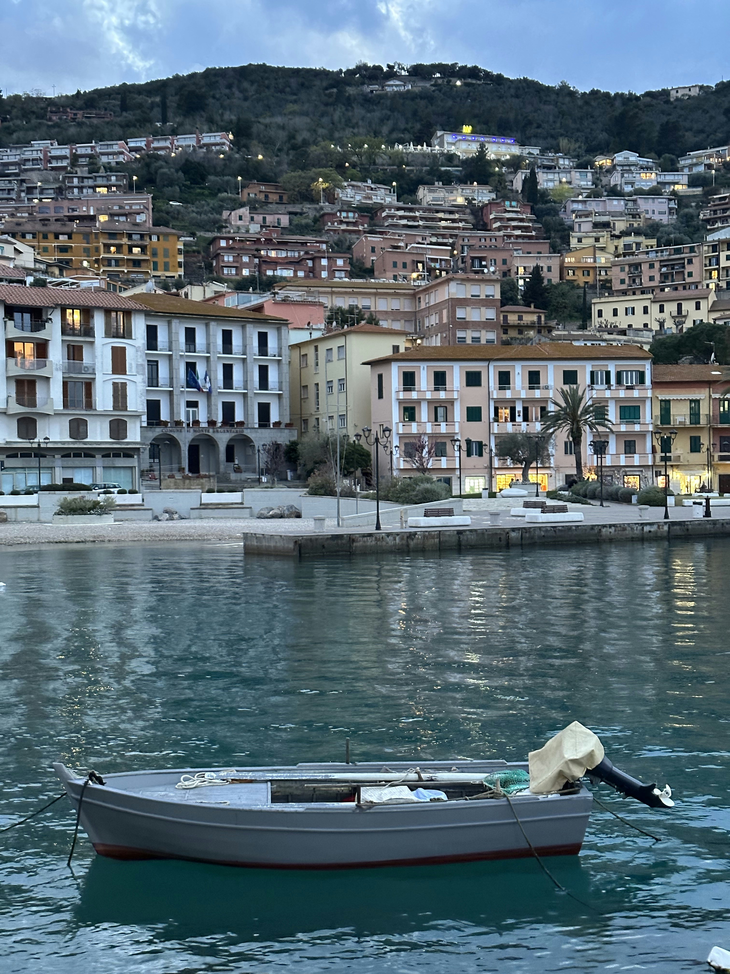 A small boat floating on top of a body of water photo – Free Water ...