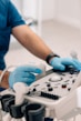 Veterinario ajustando ecógrafo con guantes, preparado para estudio diagnóstico