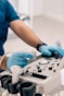 Veterinario ajustando ecógrafo con guantes, preparado para estudio diagnóstico