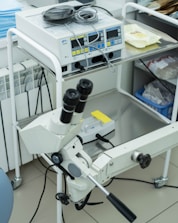a microscope sitting on top of a white table