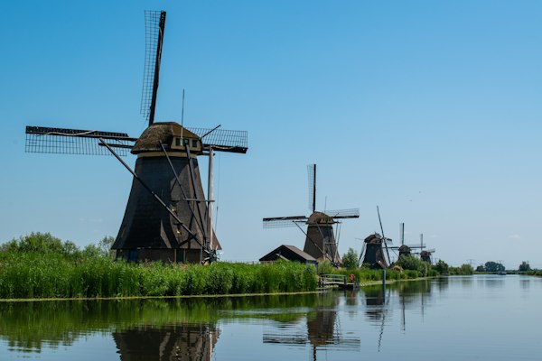 ردیف آسیاب‌های بادی کنار کانال در کیندردایک