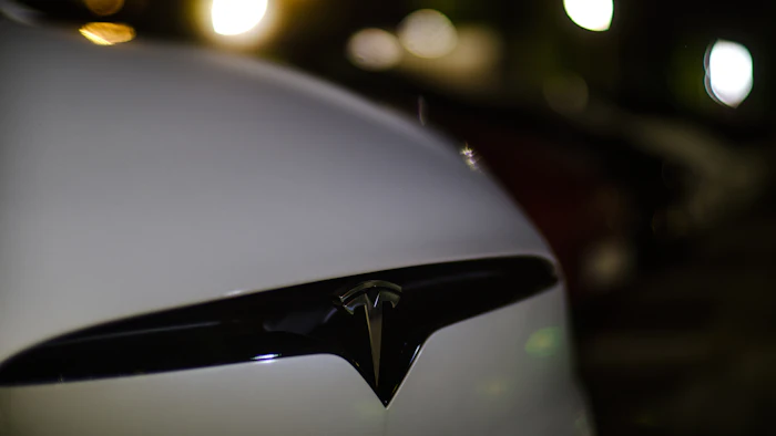 Instalación de PPF a Tesla blanco