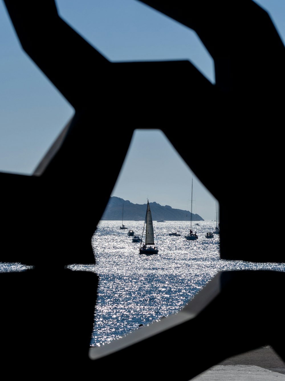 una vista di uno specchio d'acqua con barche in lontananza