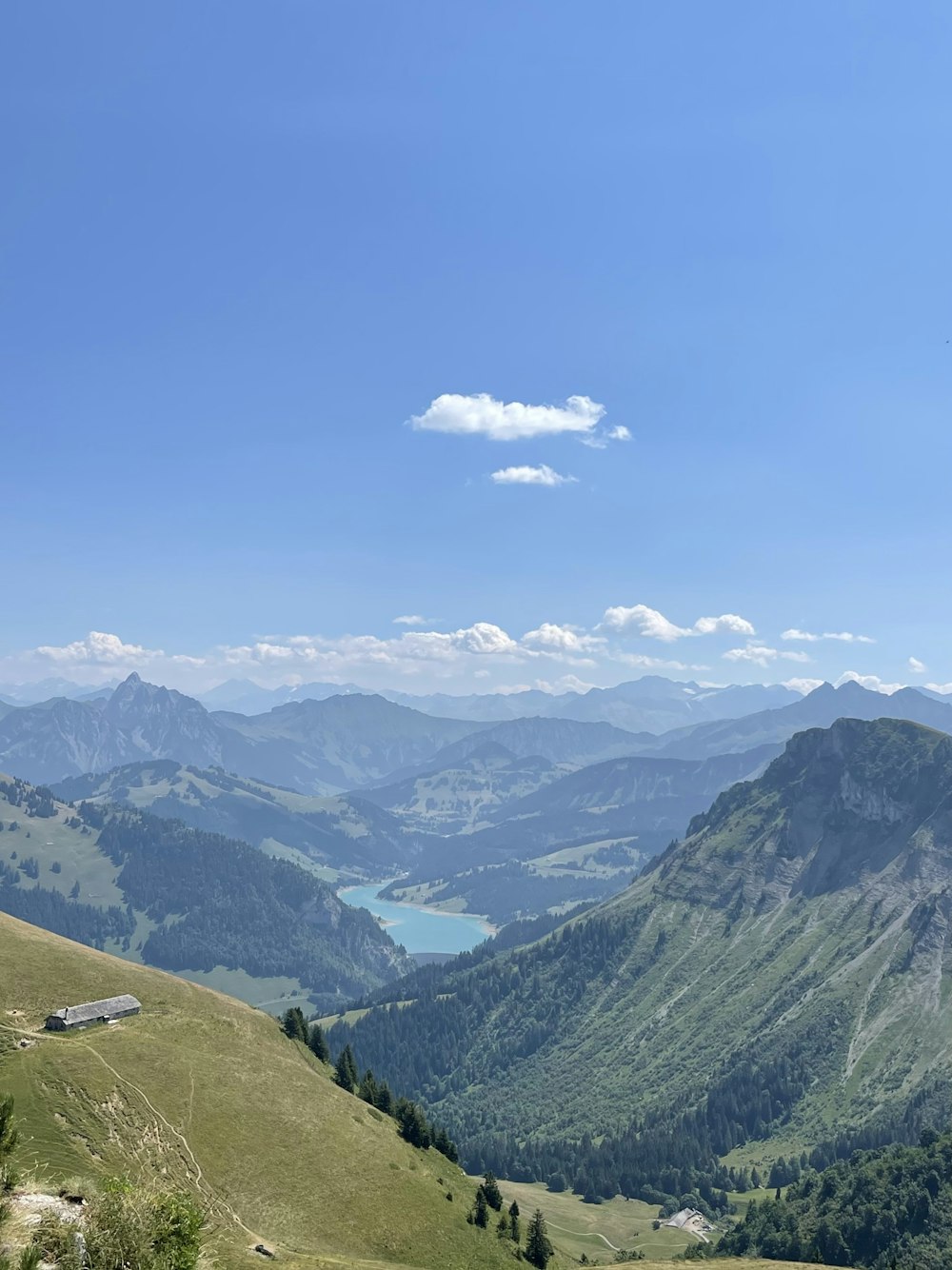 Blick auf ein Tal mit Bergen im Hintergrund