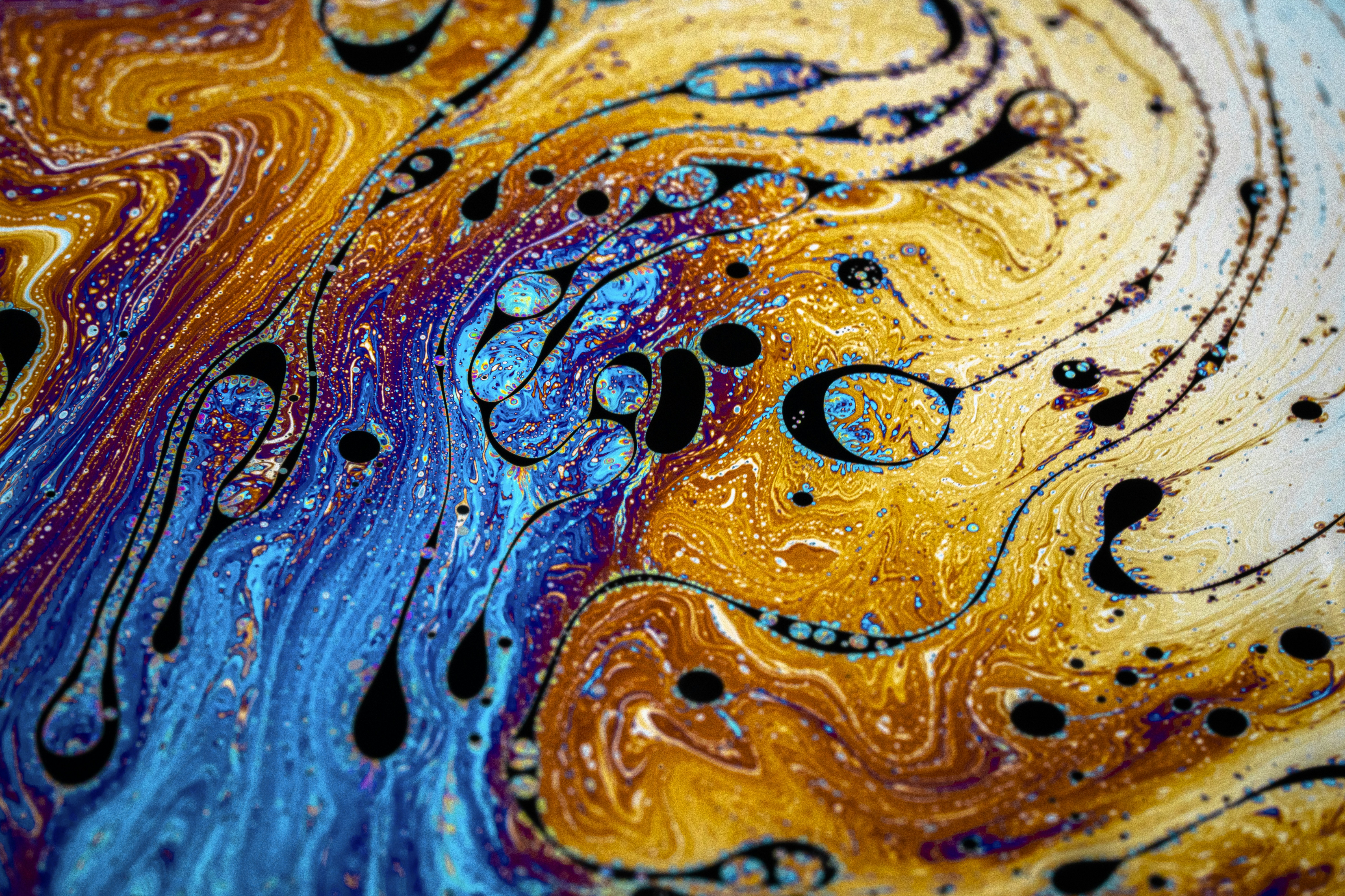 Nahaufnahme eines farbenfrohen Gemäldes