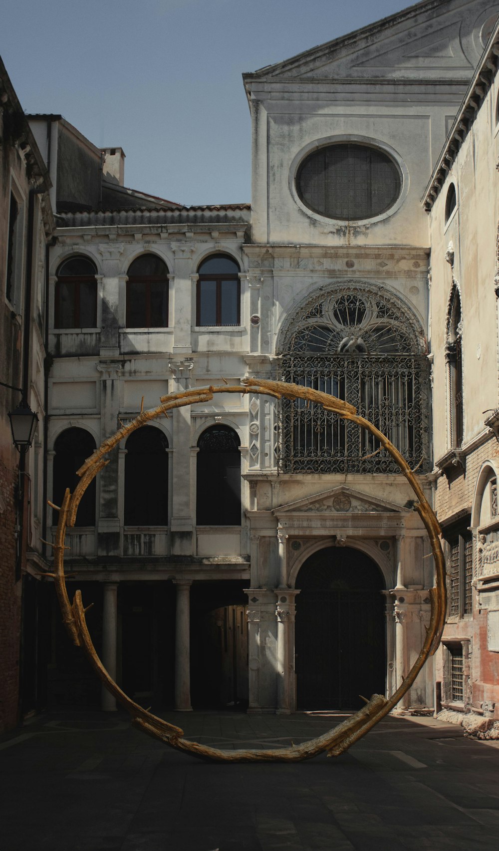 a large circular object in the middle of a courtyard