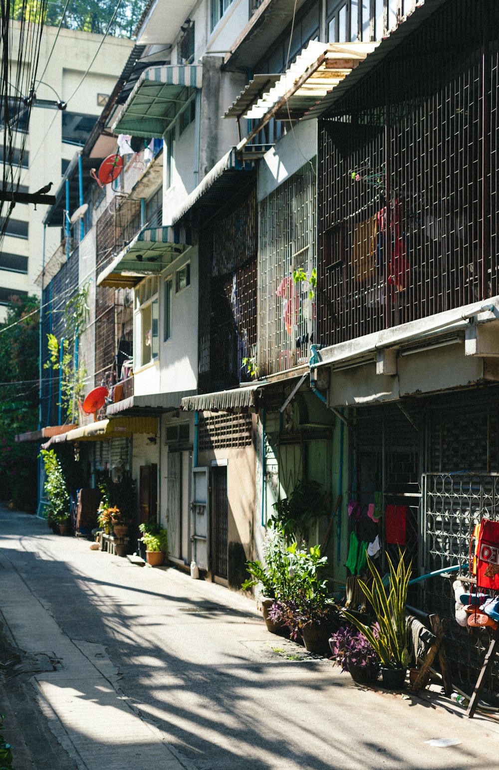 Una hilera de edificios al costado de una calle