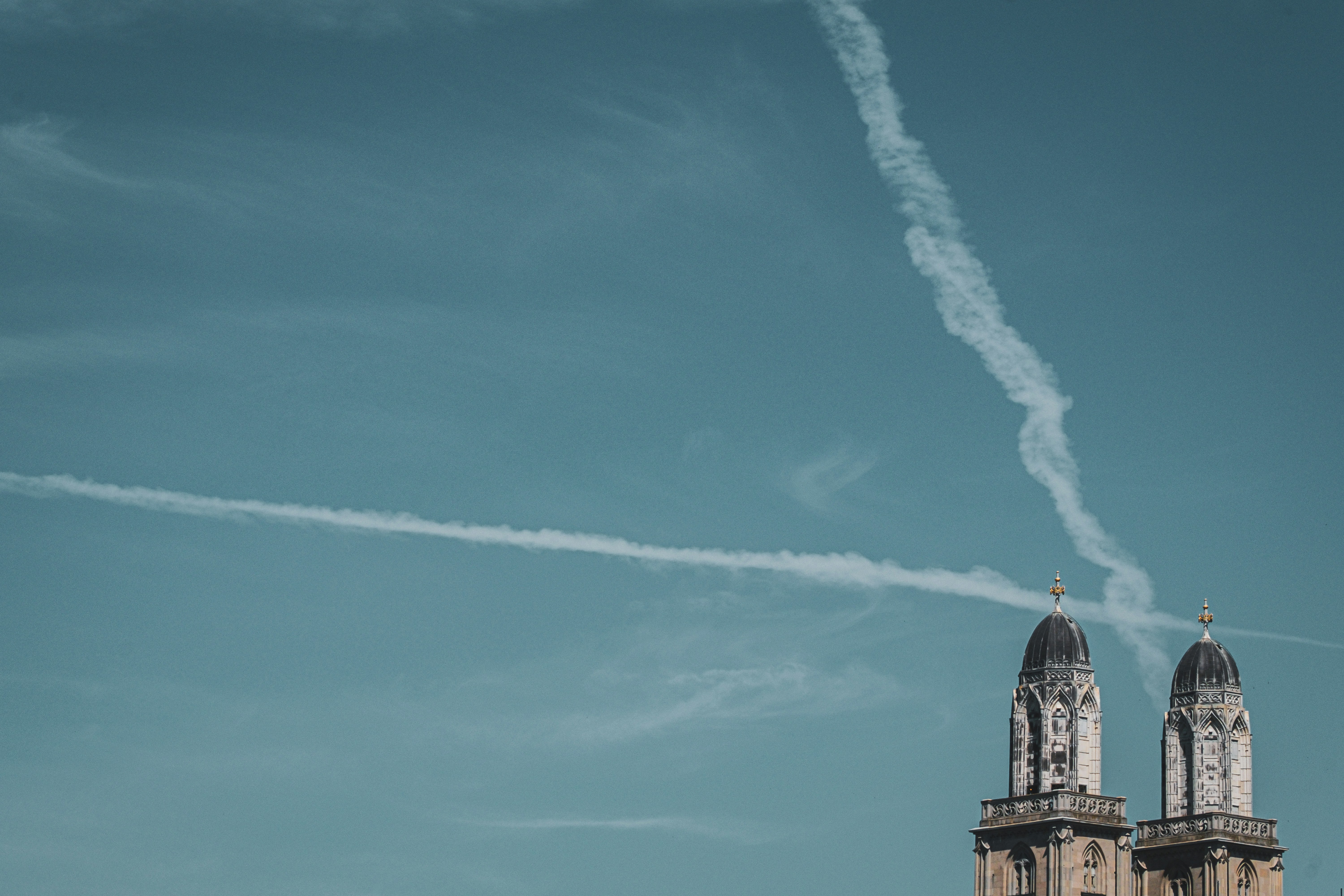 a plane flying in the sky with a contrail behind it