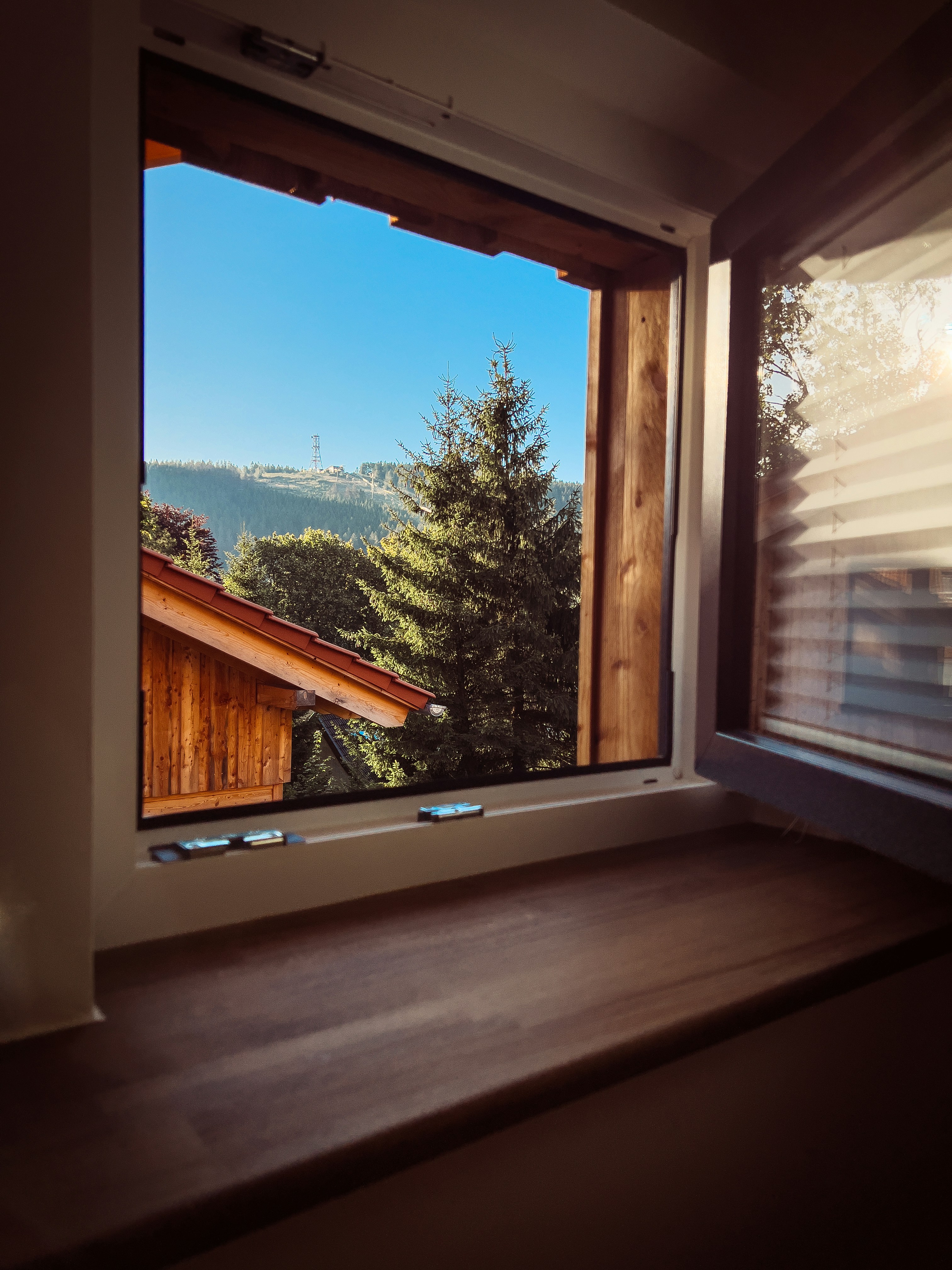una finestra con vista sulle montagne esterne