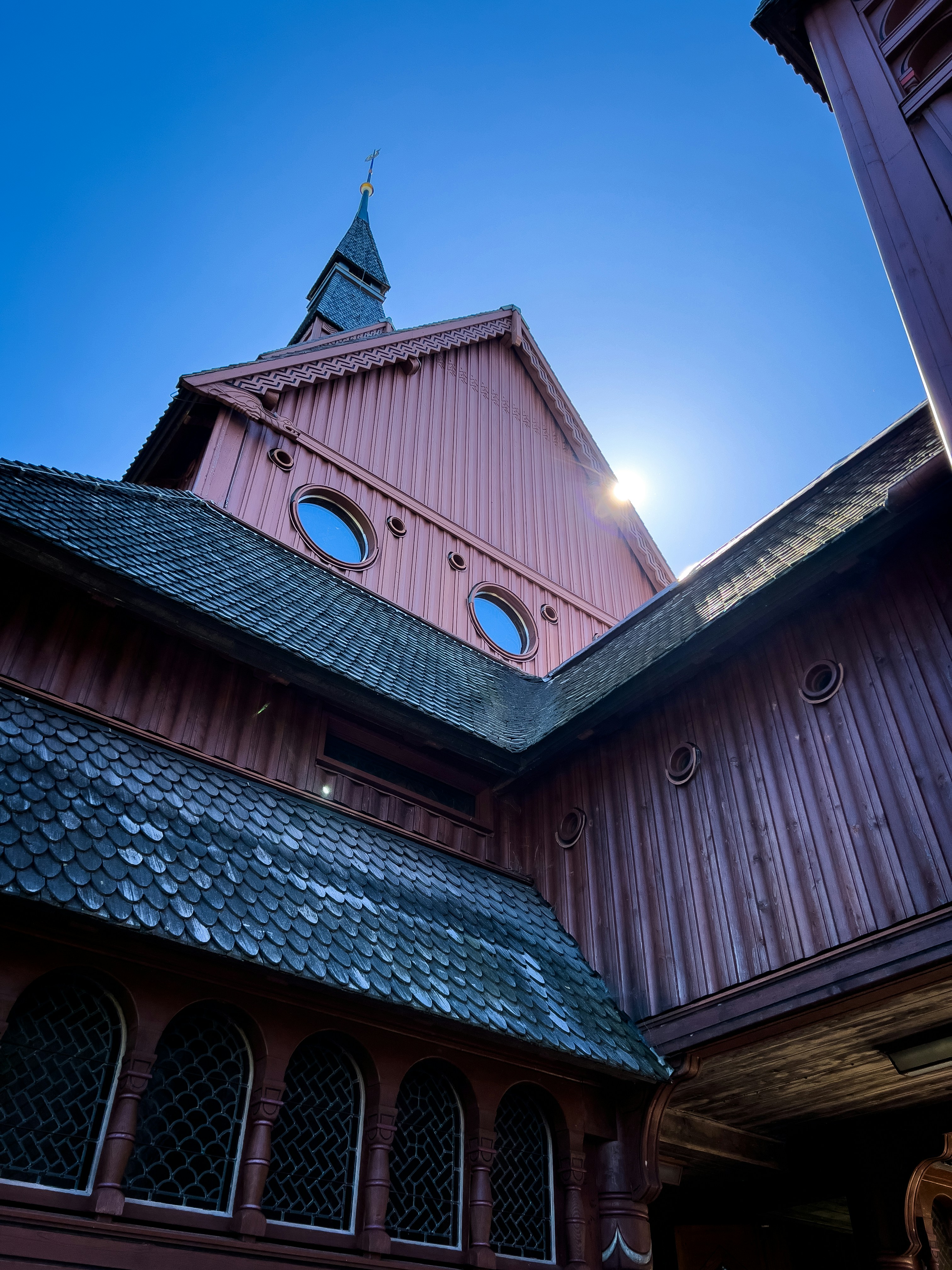 Un edificio alto con un orologio in cima