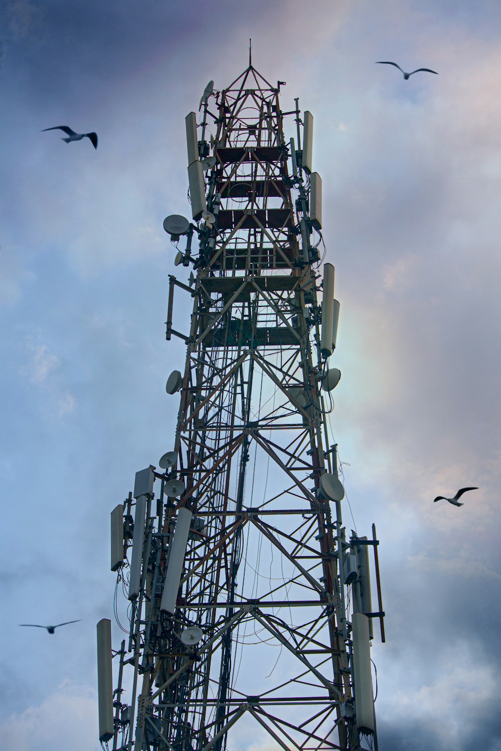 ein hoher Turm mit vielen Antennen darauf