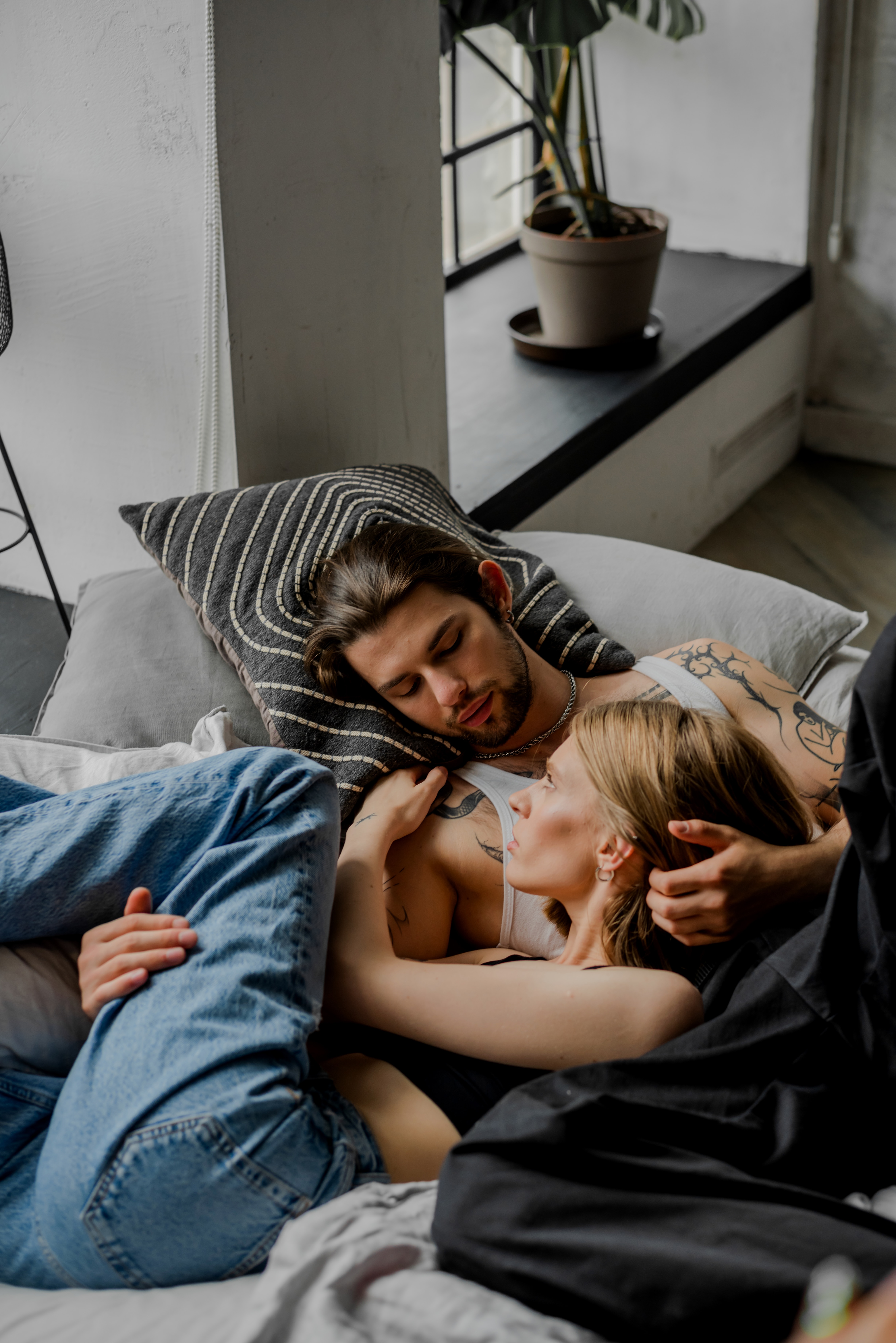 great photo recipe,how to photograph a man and a woman laying on a bed