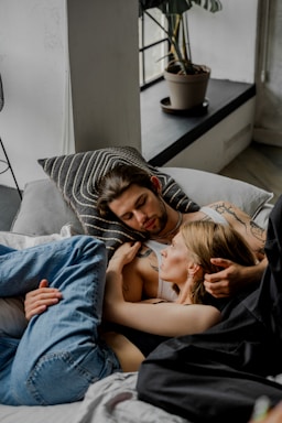 photography poses for couples,how to photograph a man and a woman laying on a bed