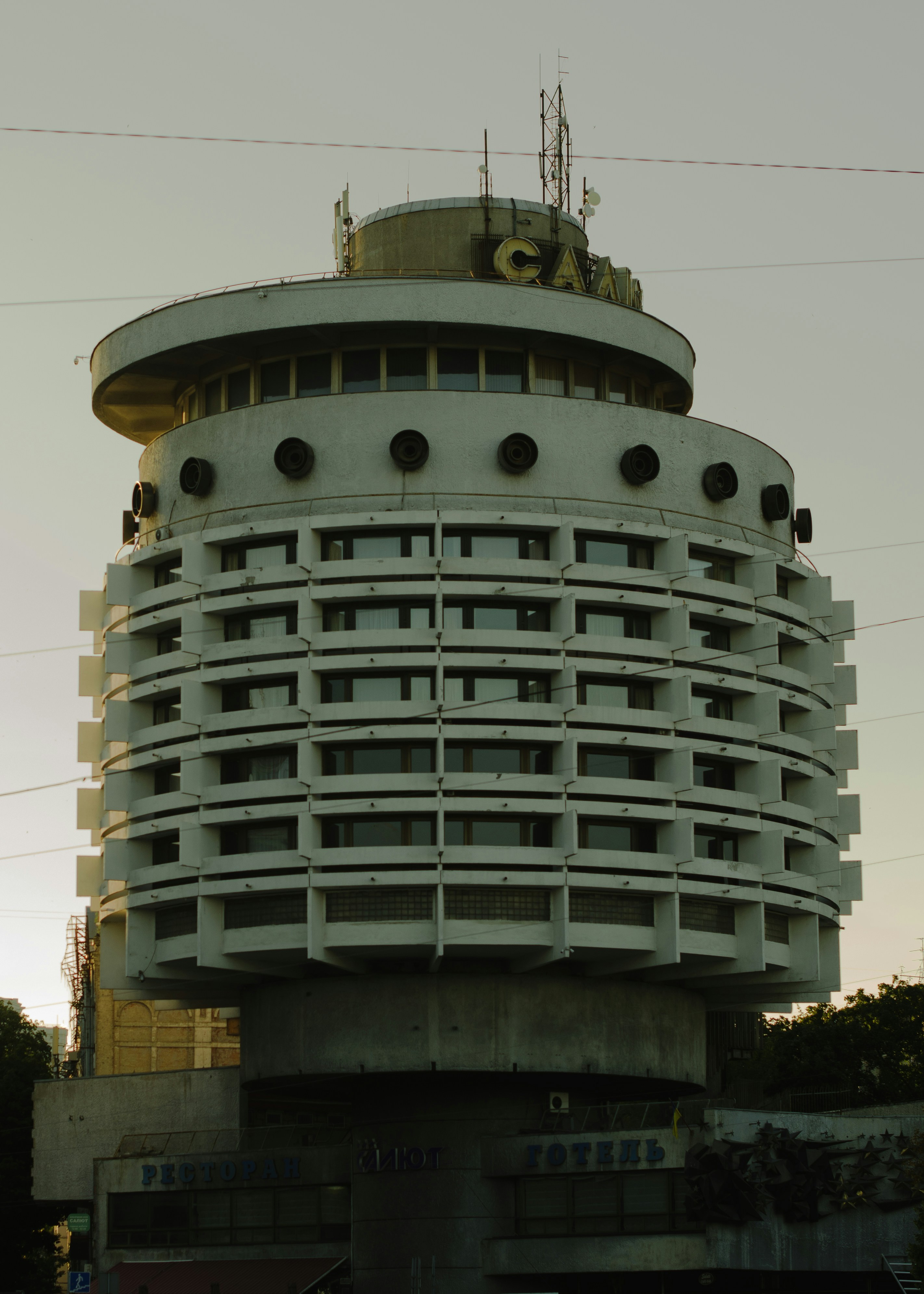 Un grand bâtiment blanc avec beaucoup de fenêtres