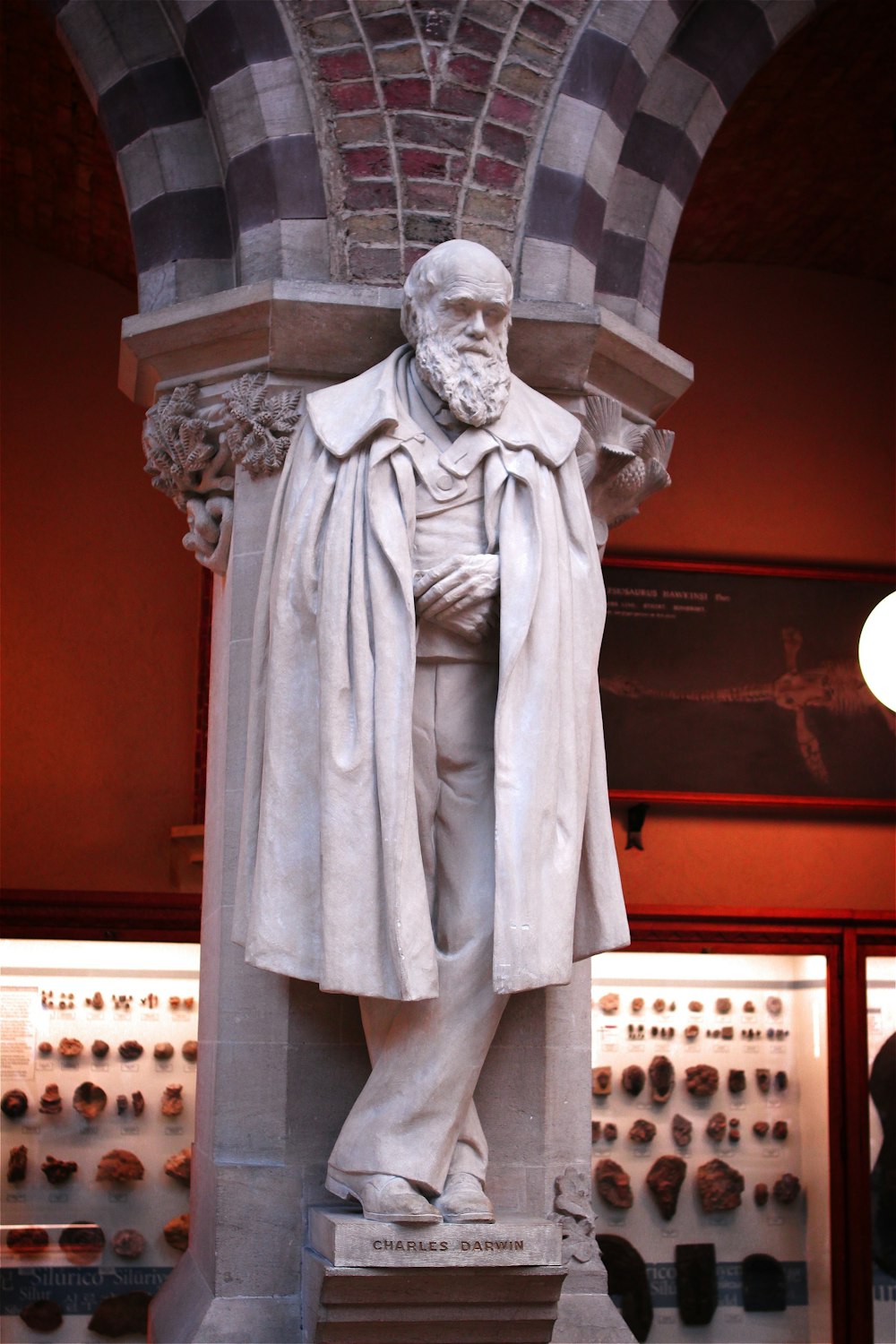 una estatua de un hombre con un abrigo