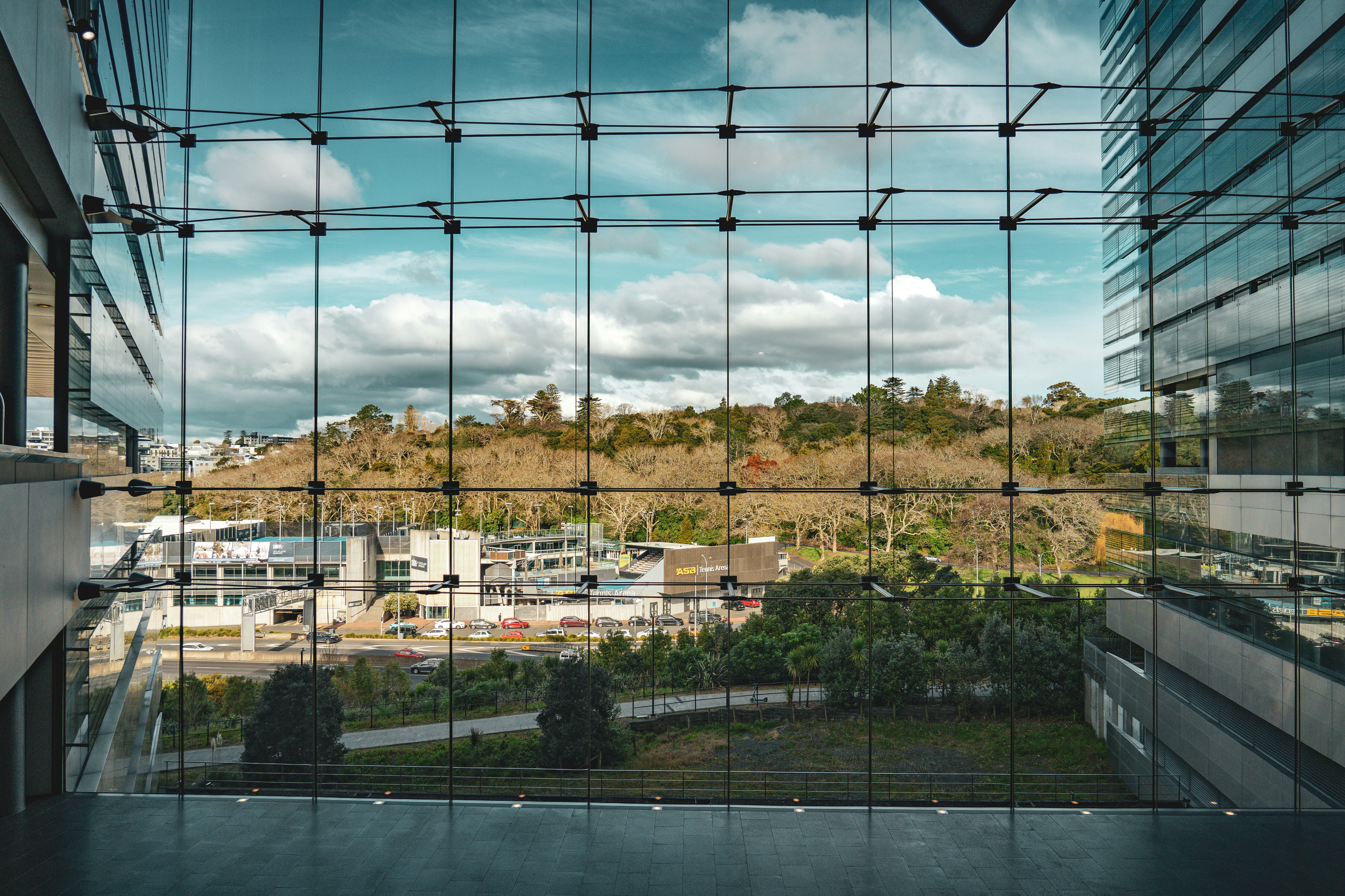 Une vue d’une ville à travers une vitre photo Image gratuite de Imeuble sur Unsplash