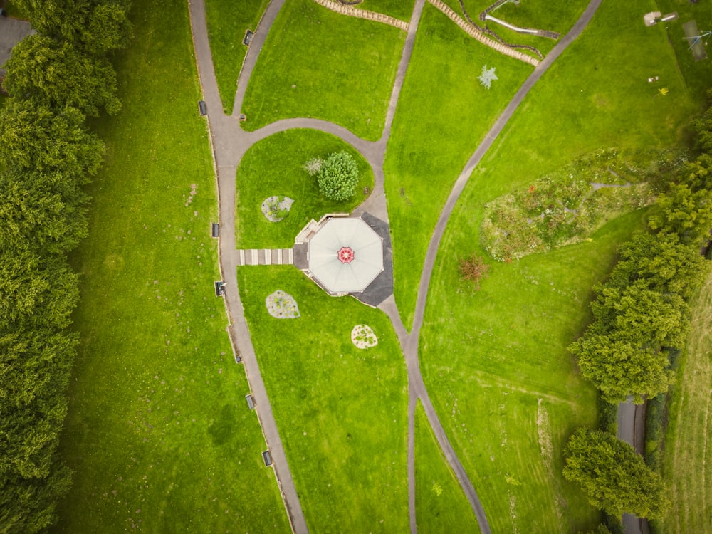 Una vista aérea de un parque con una sombrilla roja y blanca