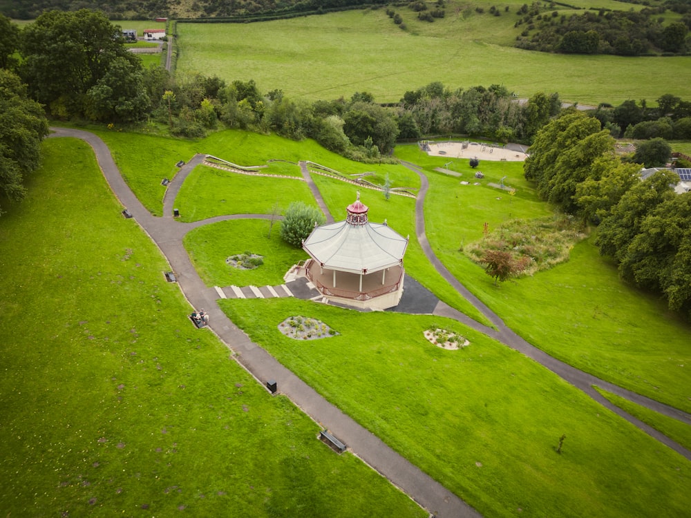 Una vista aérea de un edificio en un campo verde