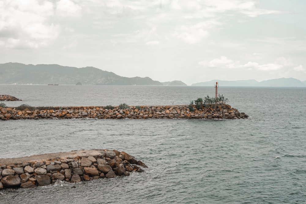 Eine kleine Insel mitten in einem Gewässer