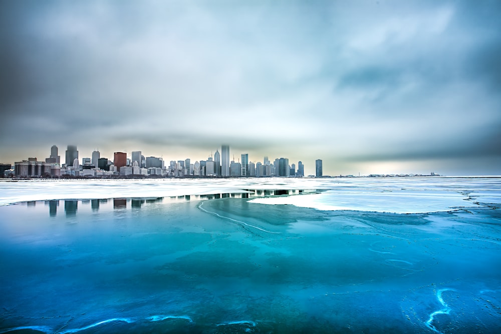 Un grand plan d’eau avec une ville en arrière-plan