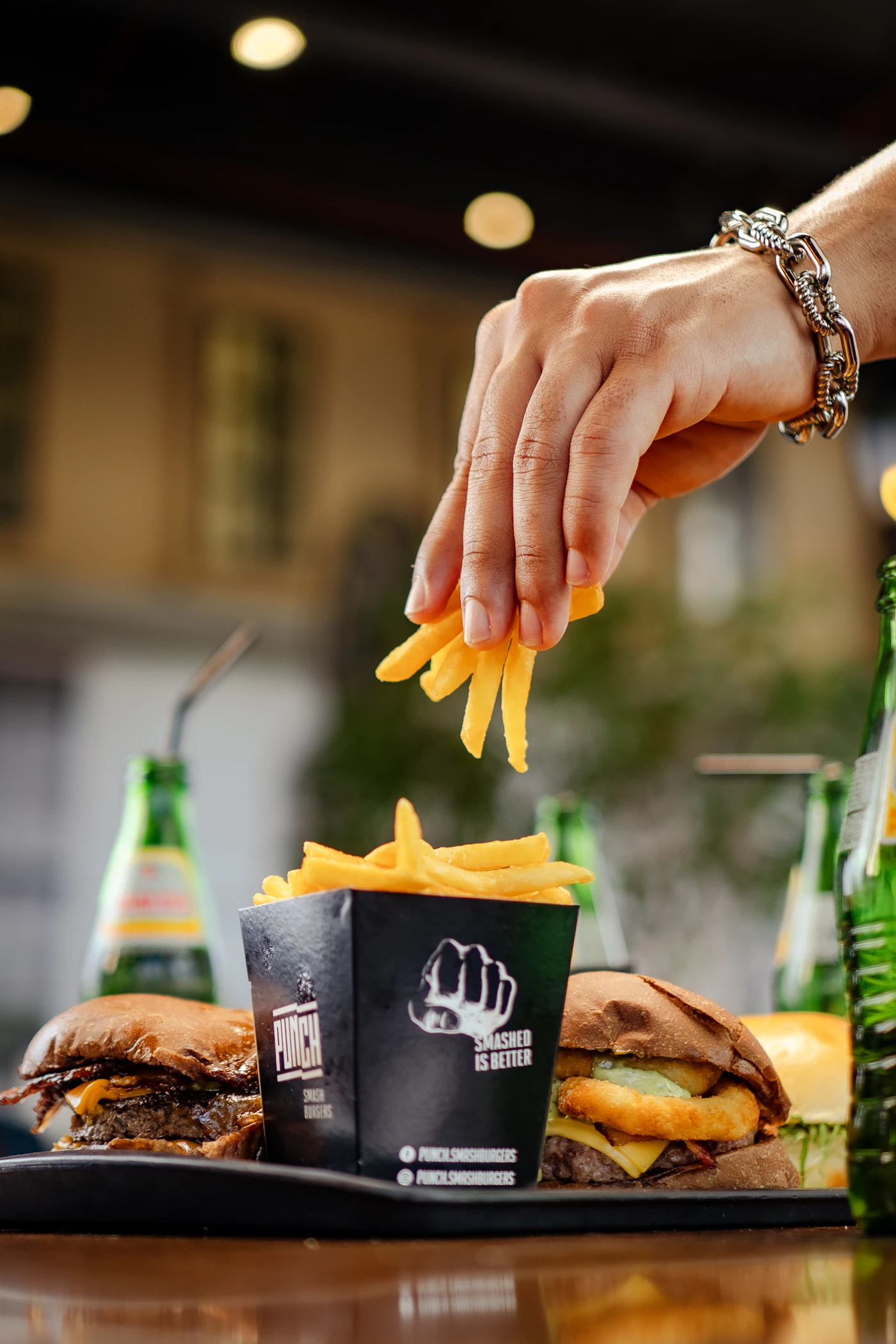 Batatas fritas crocantes recém-saídas da fritadeira