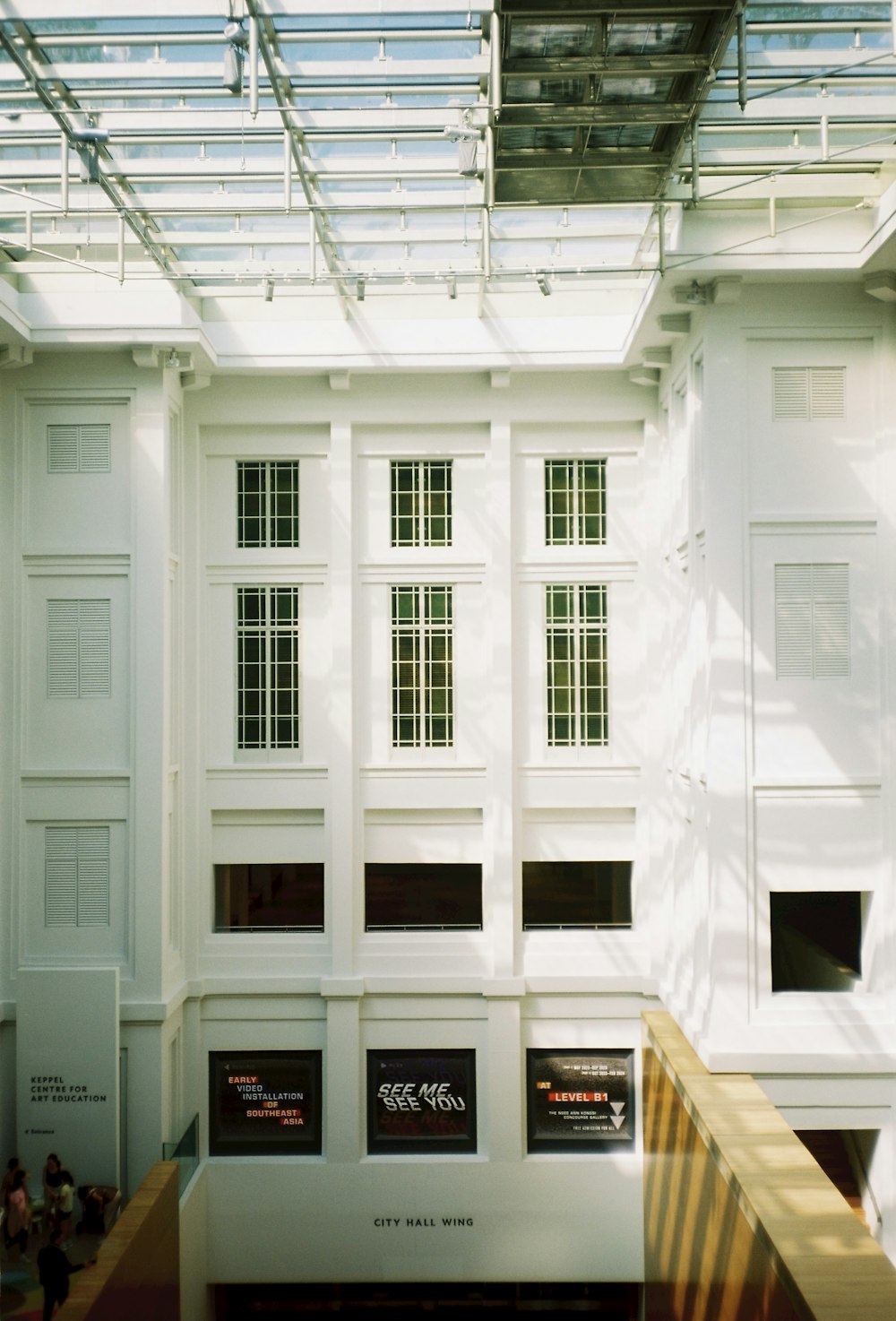 Ein großes weißes Gebäude mit vielen Fenstern