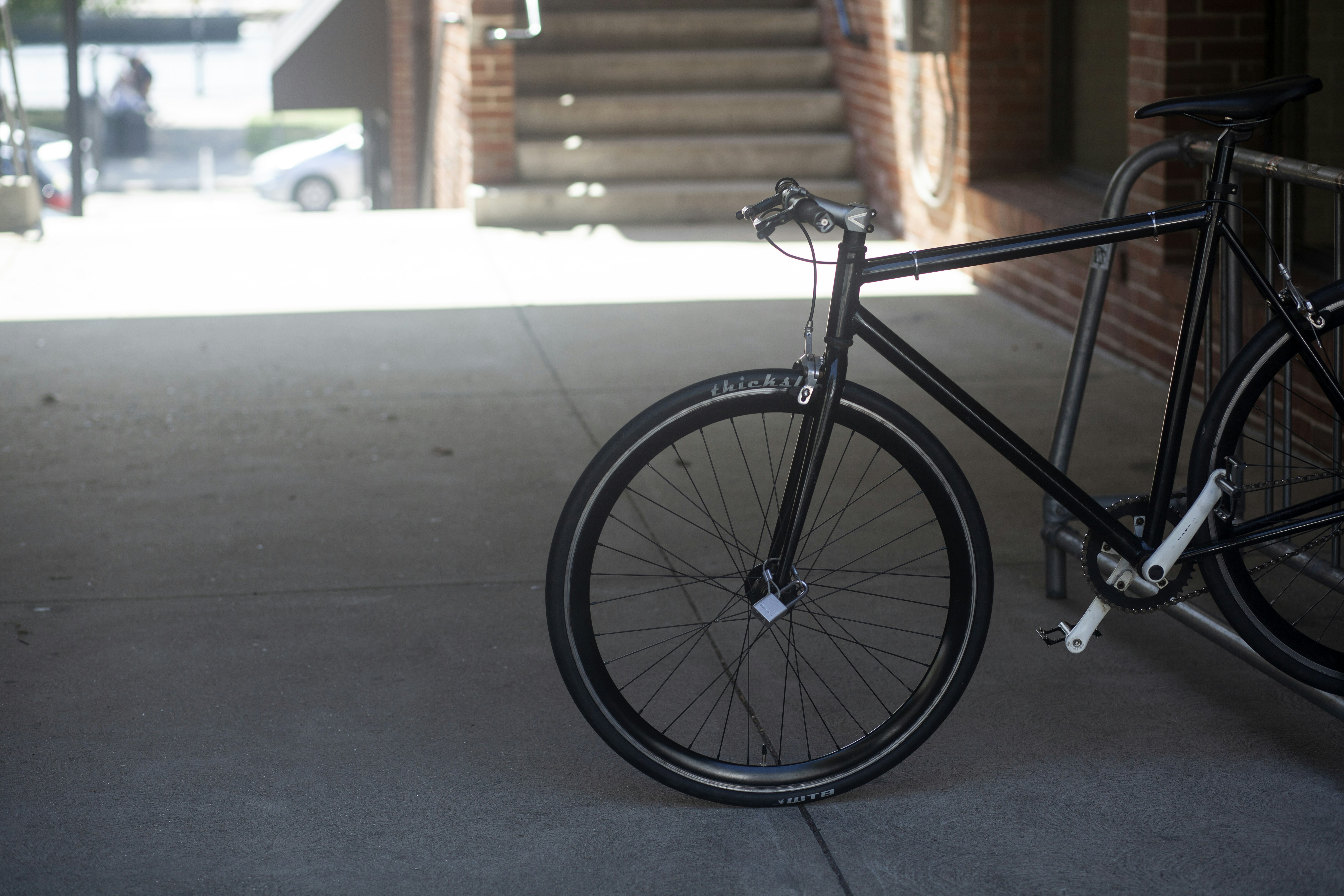 un vélo garé devant un immeuble