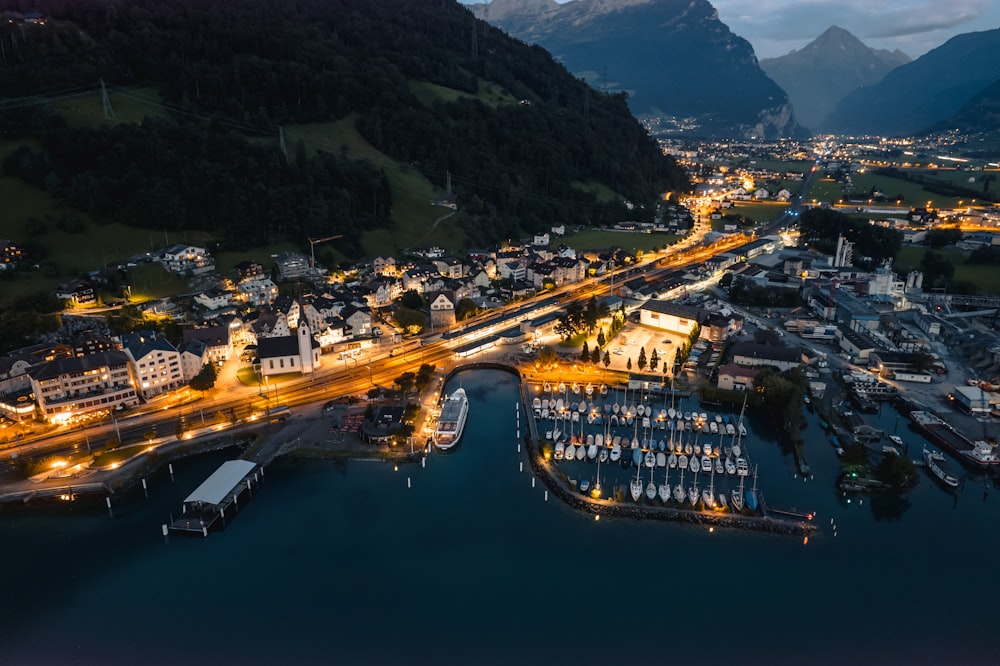 Une vue aérienne d’une ville la nuit