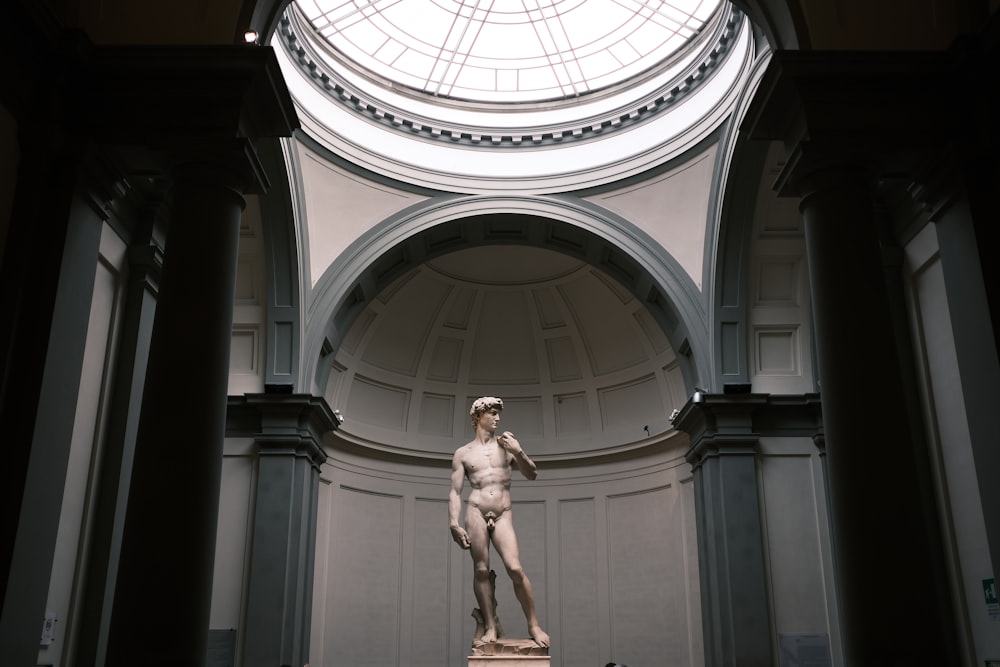 Una statua di un uomo in un edificio