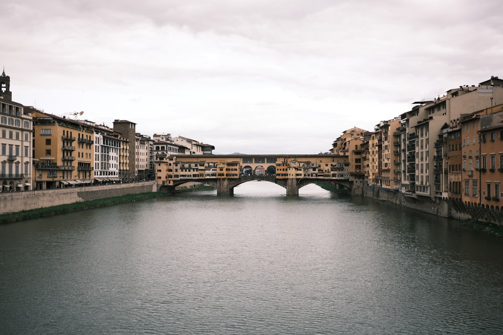 Un ponte su uno specchio d'acqua in una città