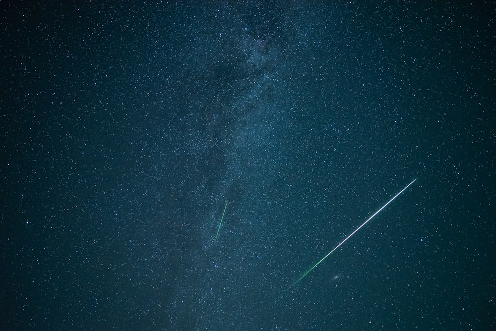 飛行機が星を背景に空を飛んでいる